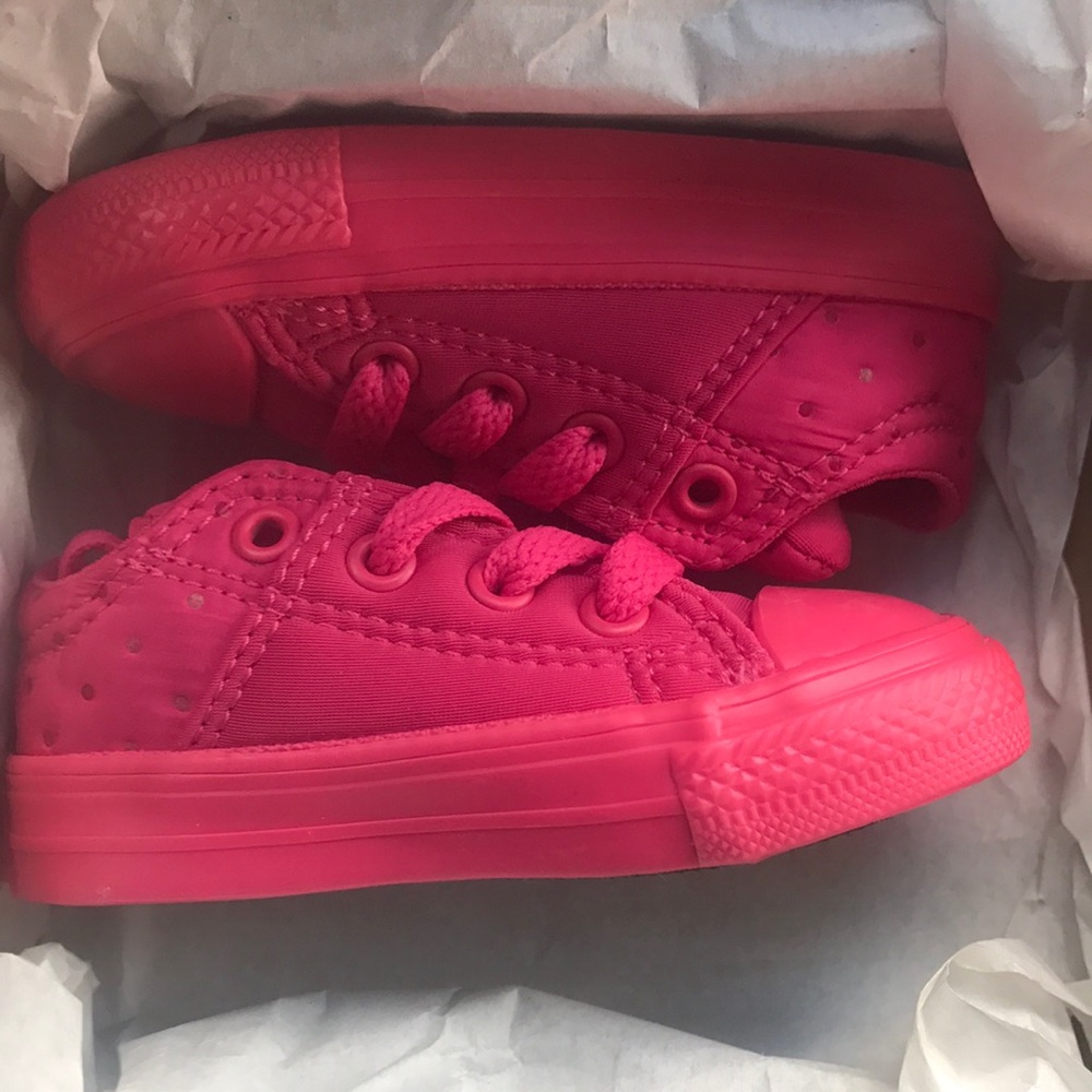 Brand new Toddler pink chuck Taylor's